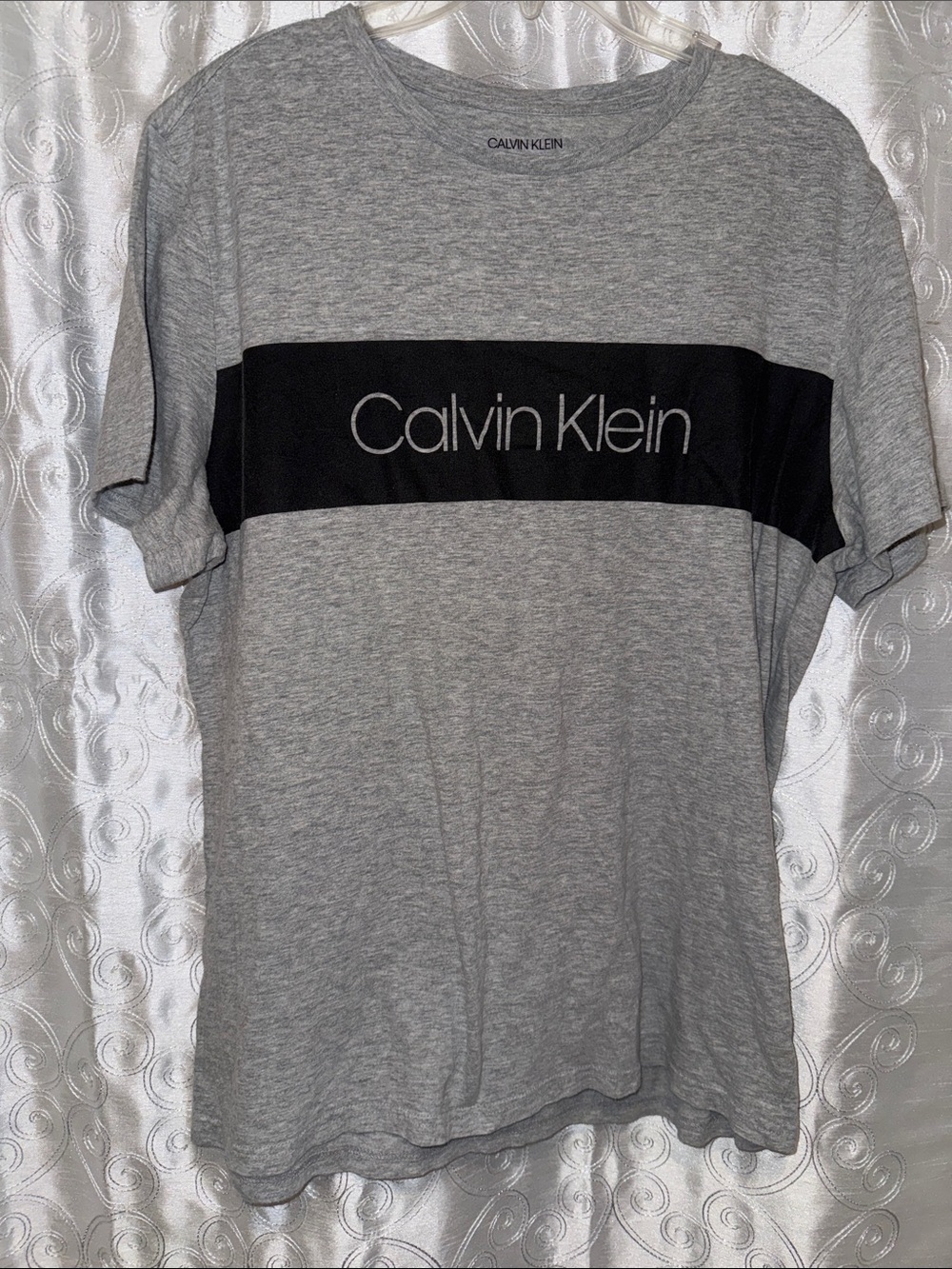 Calvin Klein Gray Tee with Black Logo Women’s Size Large 🔥 G15